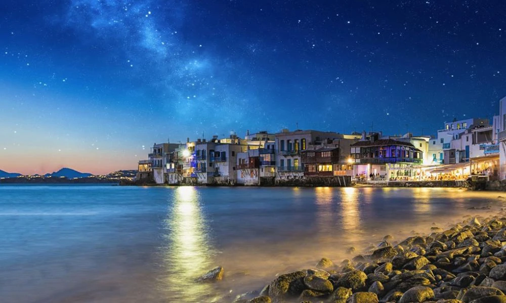 Σοκ στη Μύκονο: Ιρανός "ξελόγιασε" μέσω Instagram 17χρονη